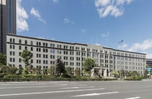 財務省・国税庁の庁舎の外観
