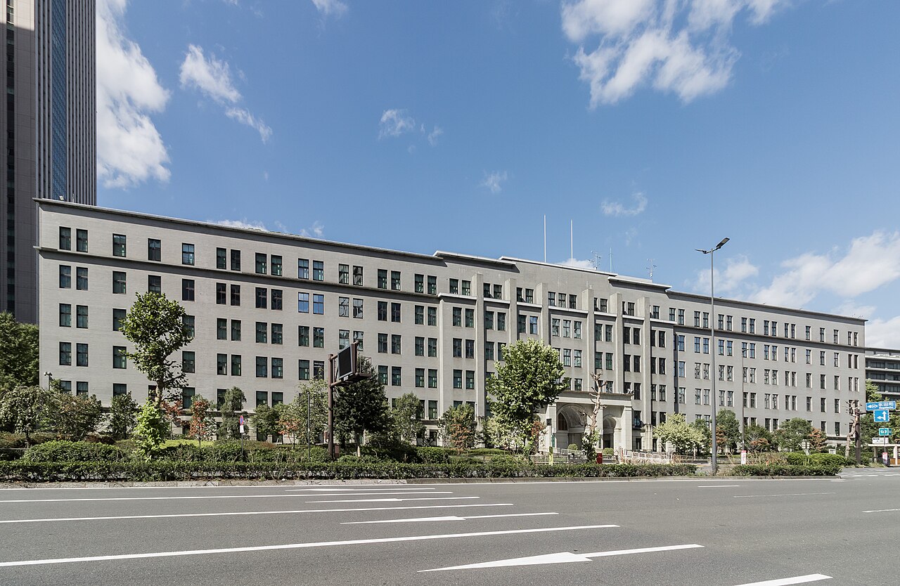 財務省・国税庁の庁舎の外観